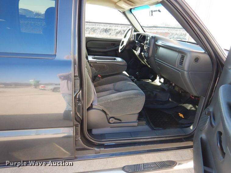 image for item MO9572 2004 Chevrolet Silverado 2500HD  Crew Cab pickup truck