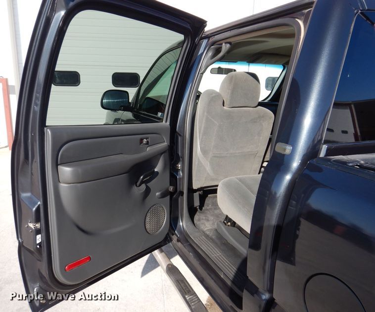 image for item MO9572 2004 Chevrolet Silverado 2500HD  Crew Cab pickup truck