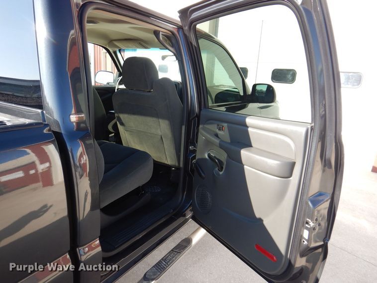 image for item MO9572 2004 Chevrolet Silverado 2500HD  Crew Cab pickup truck