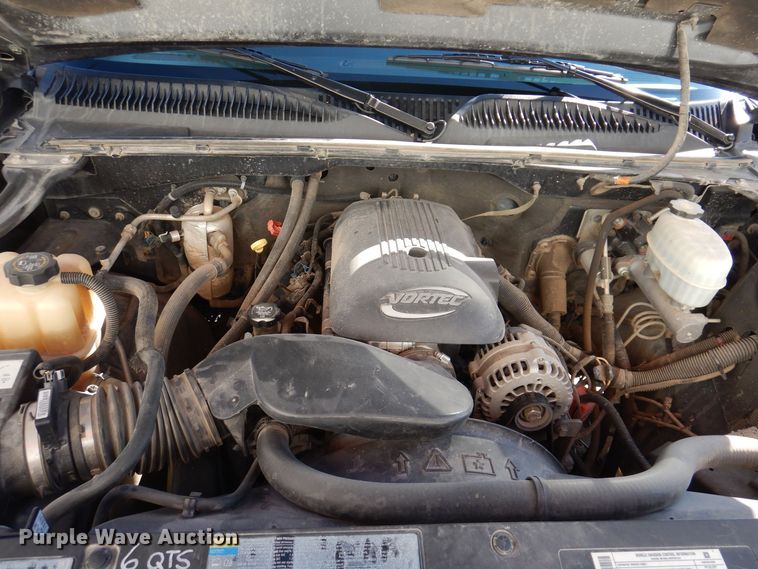 image for item MO9572 2004 Chevrolet Silverado 2500HD  Crew Cab pickup truck