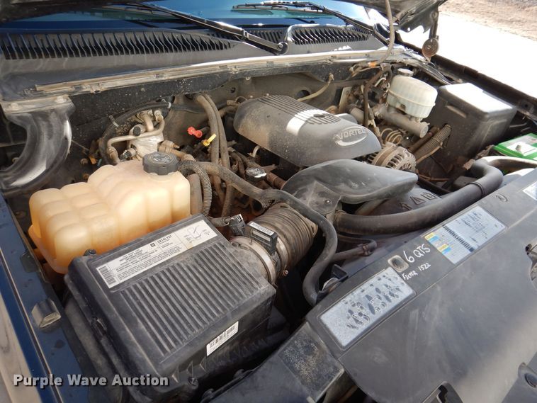 image for item MO9572 2004 Chevrolet Silverado 2500HD  Crew Cab pickup truck