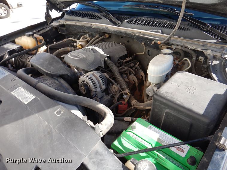 image for item MO9572 2004 Chevrolet Silverado 2500HD  Crew Cab pickup truck