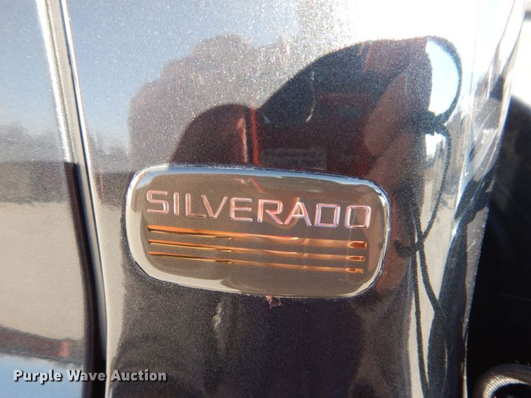 image for item MO9572 2004 Chevrolet Silverado 2500HD  Crew Cab pickup truck