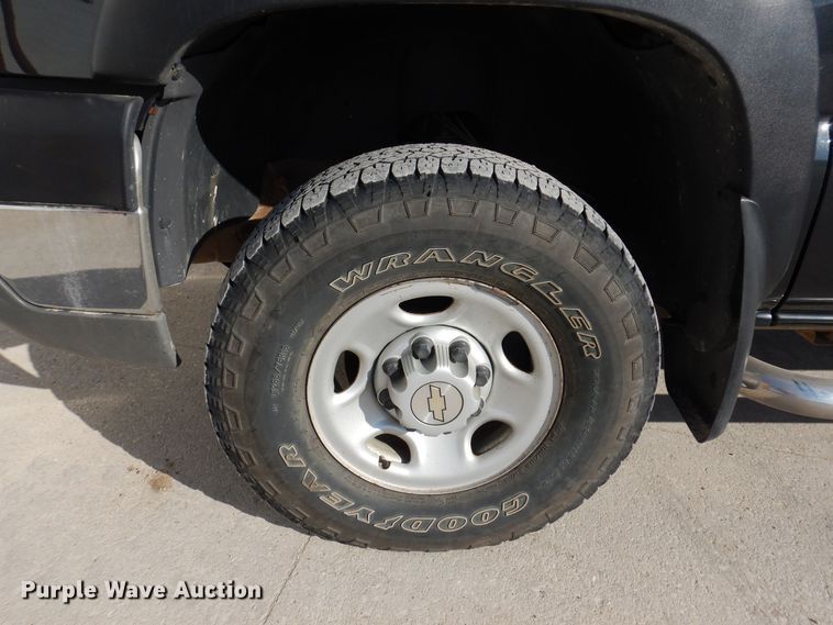 image for item MO9572 2004 Chevrolet Silverado 2500HD  Crew Cab pickup truck