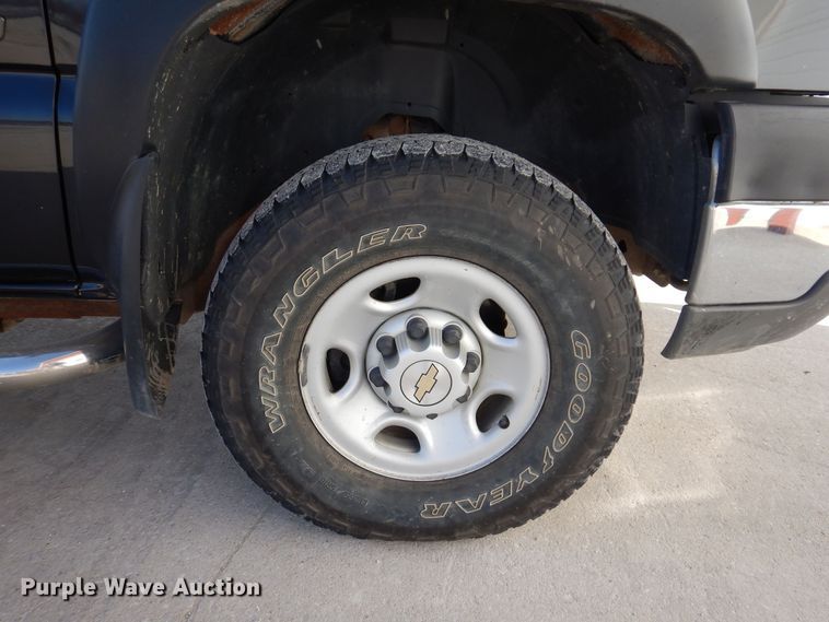 image for item MO9572 2004 Chevrolet Silverado 2500HD  Crew Cab pickup truck