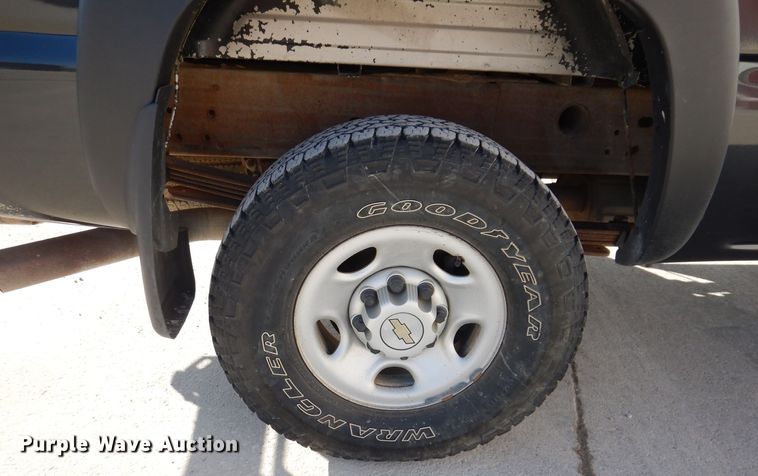 image for item MO9572 2004 Chevrolet Silverado 2500HD  Crew Cab pickup truck