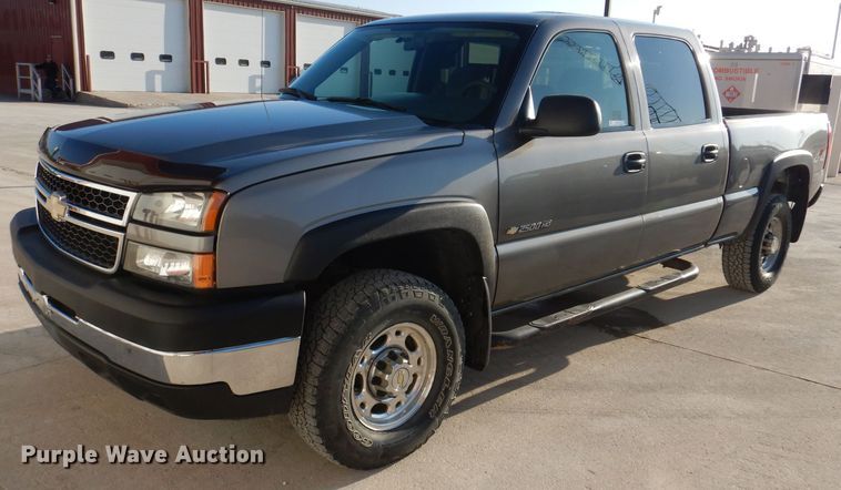 image for item MO9573 2006 Chevrolet Silverado 2500HD  Crew Cab pickup truck