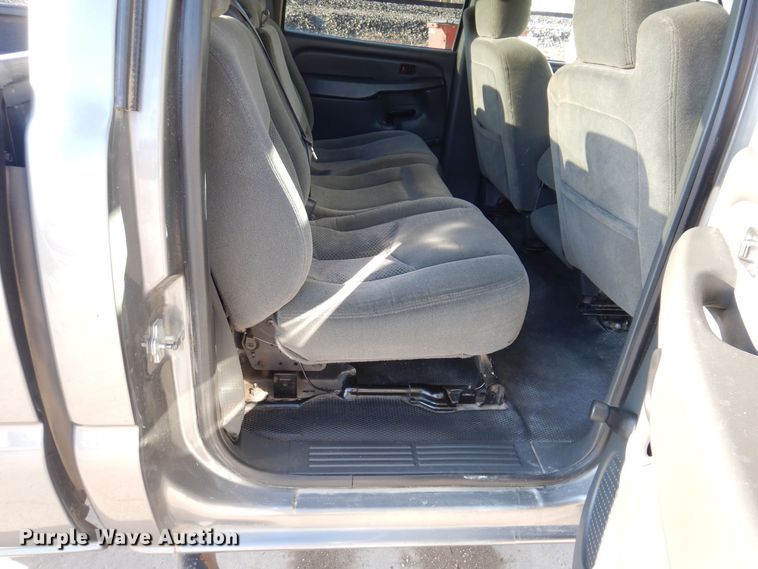 image for item MO9573 2006 Chevrolet Silverado 2500HD  Crew Cab pickup truck