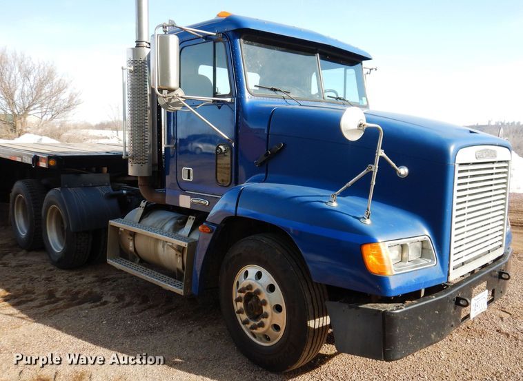 image for item MO9574 2001 Freightliner FLD112  semi truck