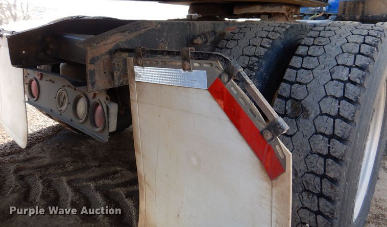 image for item MO9574 2001 Freightliner FLD112  semi truck