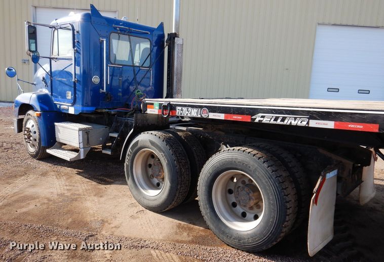 image for item MO9574 2001 Freightliner FLD112  semi truck