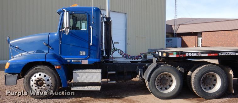 image for item MO9574 2001 Freightliner FLD112  semi truck