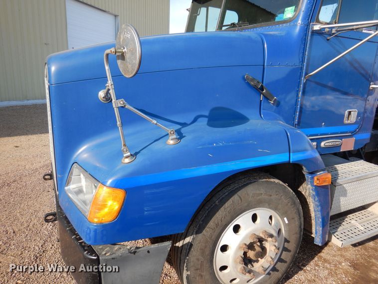 image for item MO9574 2001 Freightliner FLD112  semi truck