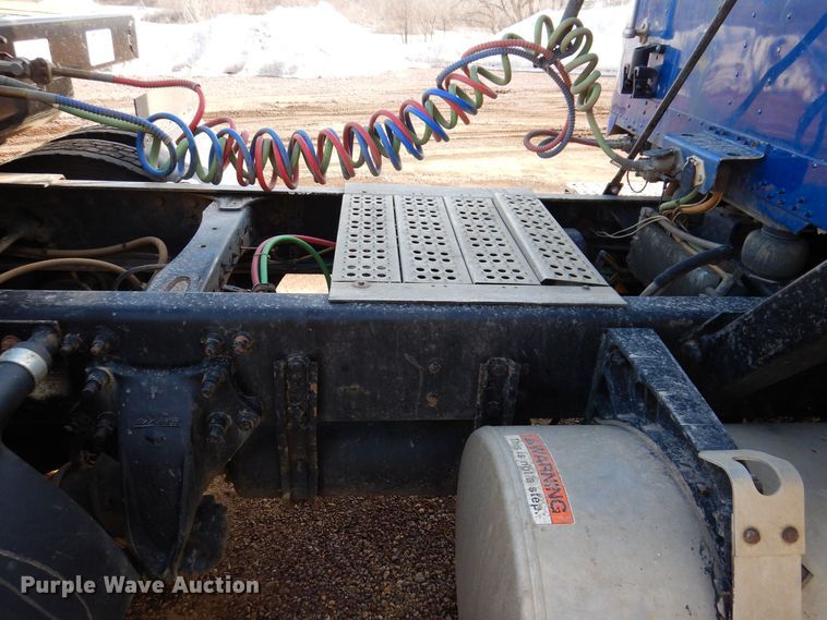 image for item MO9574 2001 Freightliner FLD112  semi truck