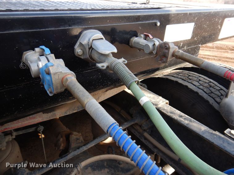 image for item MO9574 2001 Freightliner FLD112  semi truck