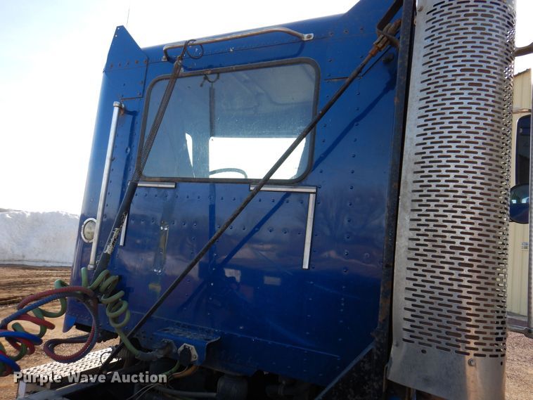 image for item MO9574 2001 Freightliner FLD112  semi truck