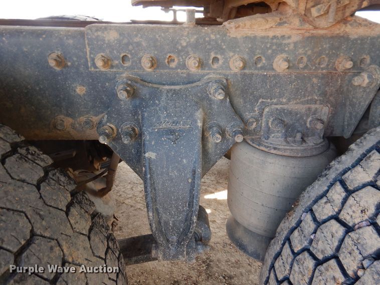 image for item MO9574 2001 Freightliner FLD112  semi truck