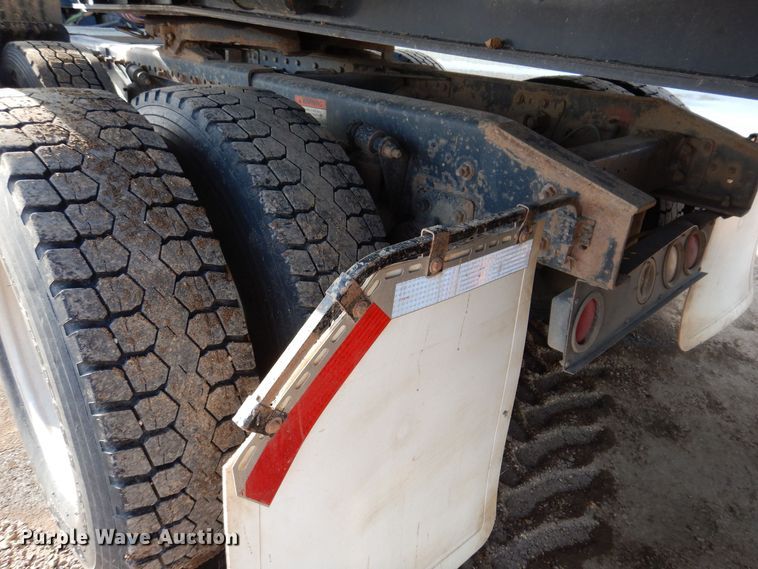 image for item MO9574 2001 Freightliner FLD112  semi truck