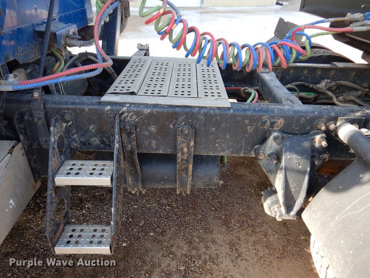 image for item MO9574 2001 Freightliner FLD112  semi truck