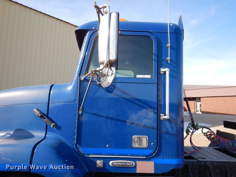 image for item MO9574 2001 Freightliner FLD112  semi truck