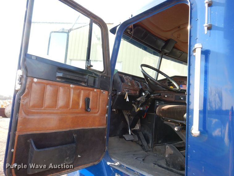 image for item MO9574 2001 Freightliner FLD112  semi truck