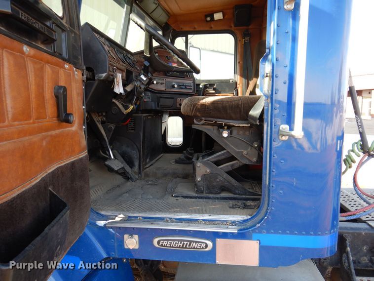 image for item MO9574 2001 Freightliner FLD112  semi truck