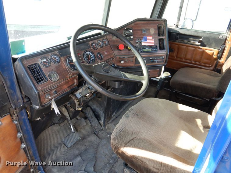 image for item MO9574 2001 Freightliner FLD112  semi truck