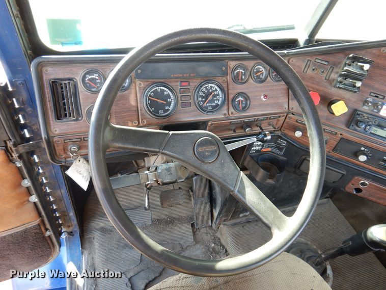 image for item MO9574 2001 Freightliner FLD112  semi truck