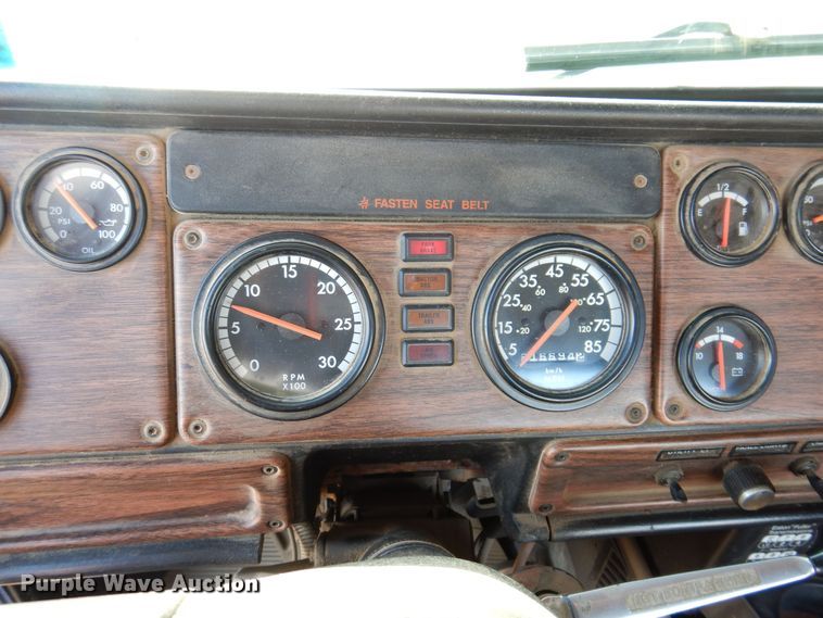 image for item MO9574 2001 Freightliner FLD112  semi truck