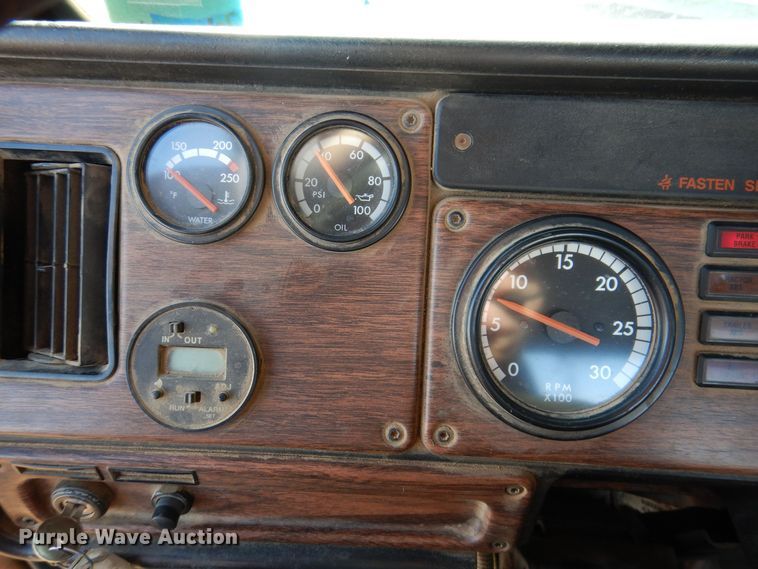 image for item MO9574 2001 Freightliner FLD112  semi truck