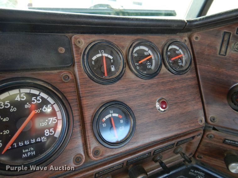 image for item MO9574 2001 Freightliner FLD112  semi truck