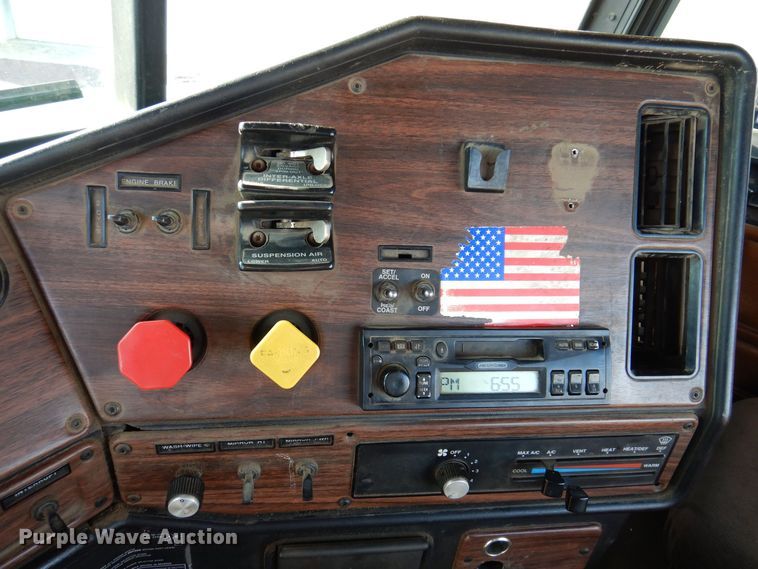 image for item MO9574 2001 Freightliner FLD112  semi truck