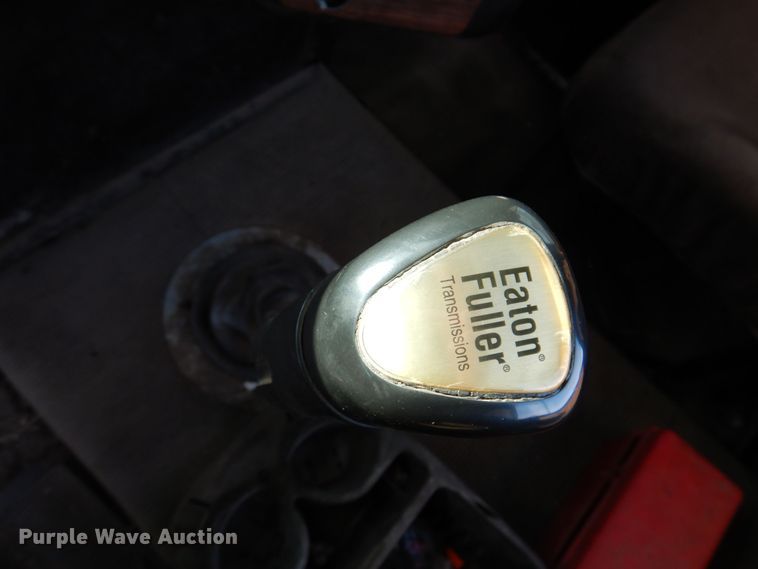 image for item MO9574 2001 Freightliner FLD112  semi truck