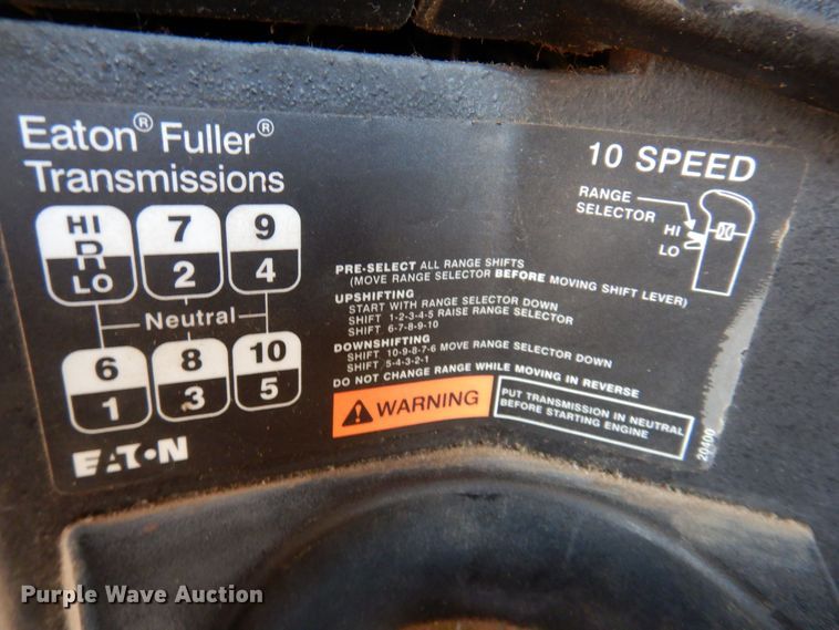 image for item MO9574 2001 Freightliner FLD112  semi truck