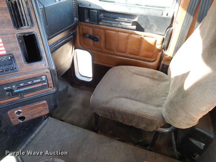 image for item MO9574 2001 Freightliner FLD112  semi truck