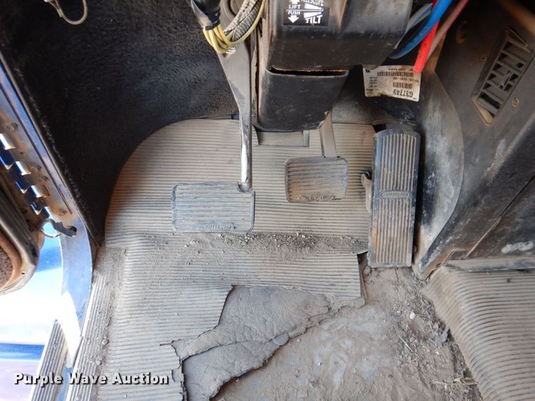 image for item MO9574 2001 Freightliner FLD112  semi truck