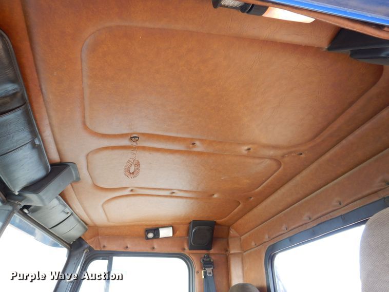 image for item MO9574 2001 Freightliner FLD112  semi truck