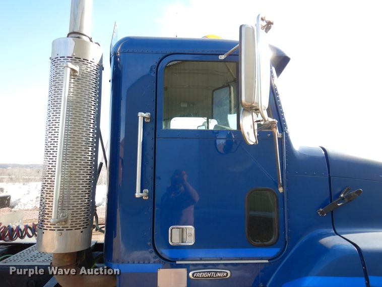 image for item MO9574 2001 Freightliner FLD112  semi truck