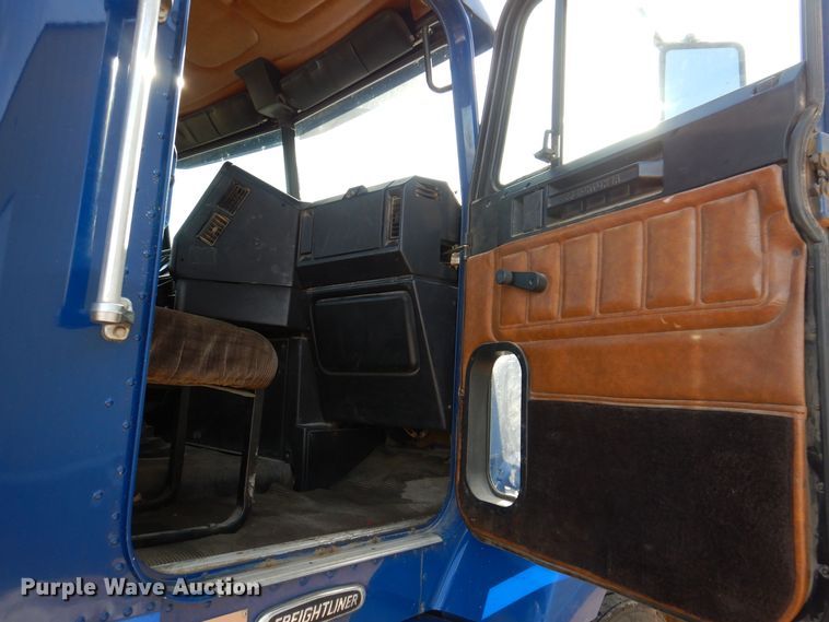 image for item MO9574 2001 Freightliner FLD112  semi truck