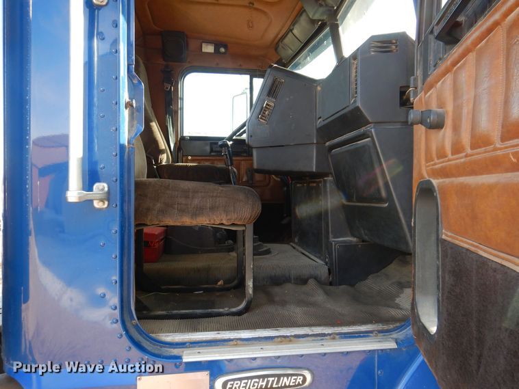 image for item MO9574 2001 Freightliner FLD112  semi truck