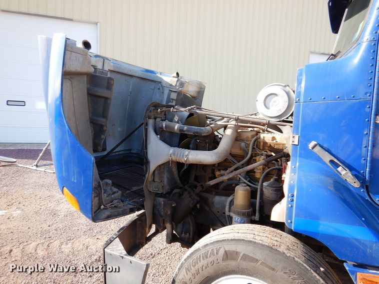 image for item MO9574 2001 Freightliner FLD112  semi truck