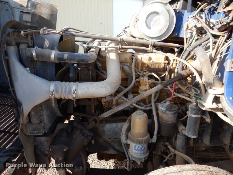 image for item MO9574 2001 Freightliner FLD112  semi truck