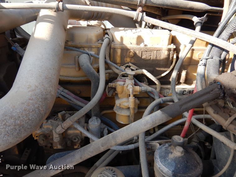 image for item MO9574 2001 Freightliner FLD112  semi truck