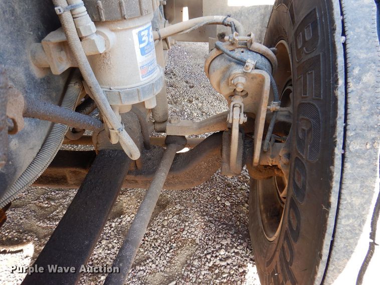 image for item MO9574 2001 Freightliner FLD112  semi truck