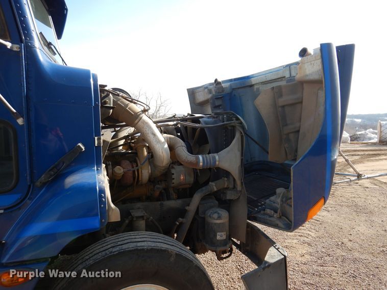 image for item MO9574 2001 Freightliner FLD112  semi truck