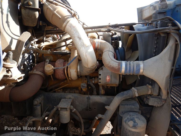 image for item MO9574 2001 Freightliner FLD112  semi truck