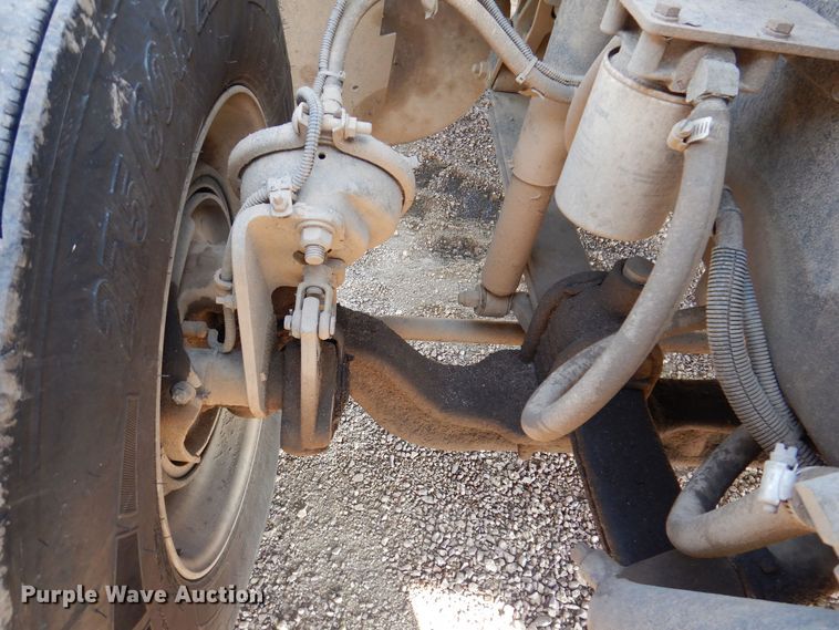 image for item MO9574 2001 Freightliner FLD112  semi truck