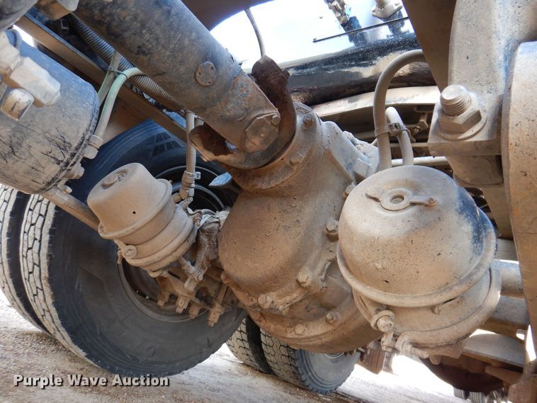 image for item MO9574 2001 Freightliner FLD112  semi truck