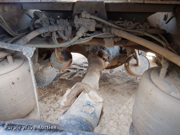 image for item MO9574 2001 Freightliner FLD112  semi truck