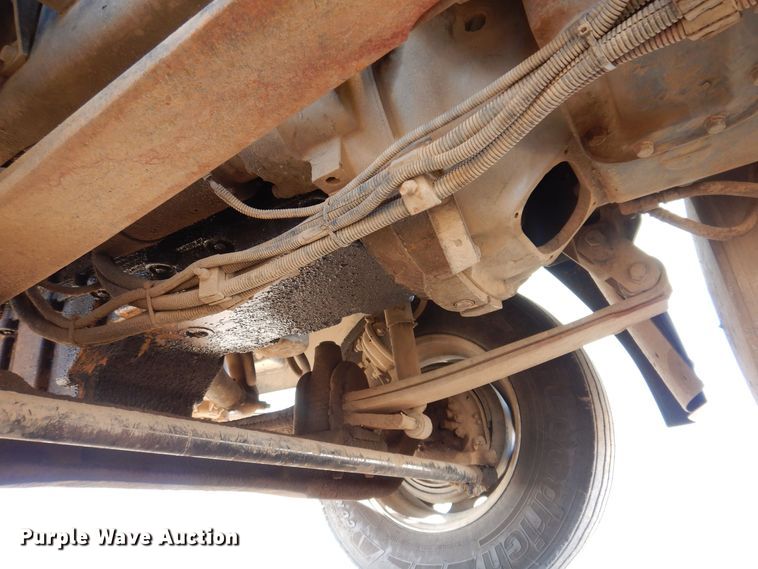 image for item MO9574 2001 Freightliner FLD112  semi truck